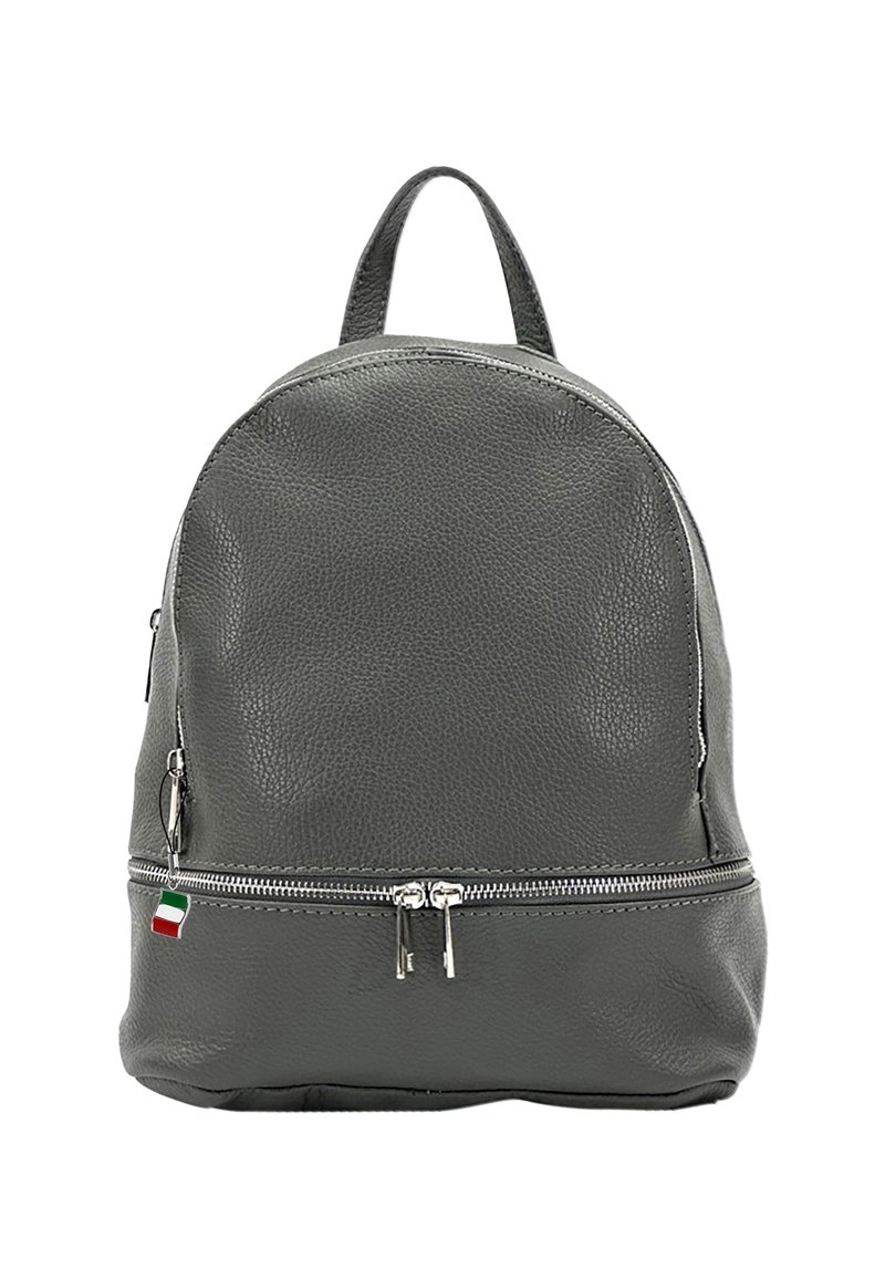 Sac à dos en cuir gris avec une forme arrondie, une poignée en haut, une poche zippée à l'avant et des éléments en métal argenté. Comprend un petit charme en forme de drapeau italien.