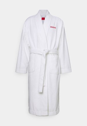 Rochie de baie albă din stofă terasă pufoasă, cu un brâu. Dispune de două buzunare frontale și un logo roșu brodat pe pieptul stâng.