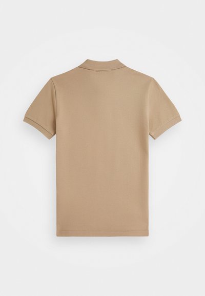 Bež majica polo, kratki rukavi, teksturirana tkanina, klasičan ovratnik, čist dizajn, bez logotipa ili uzoraka, pogled sa leđa.