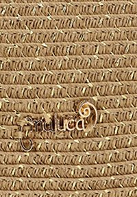 Tejido de paja trenzada en un color tostado con acentos metálicos dorados. Presenta un detalle de logo en espiral y rayas horizontales texturizadas.