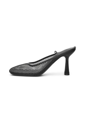 Chaussure à talons hauts noire avec un design en maille, bout pointu et silhouette épurée. Présente un talon à l'arrière et un dos ouvert pour un enfilage facile.