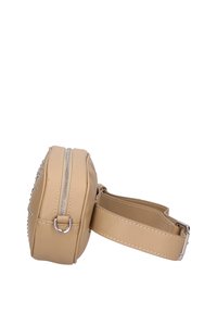 Borsa circolare in pelle marrone con superficie текстurizzata, dotata di zip e accessori in argento e di una tracolla regolabile. Presenti decorazioni a borchie.