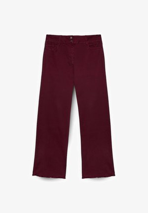 Pantalons bordeaux à taille haute et jambe large, avec deux boutons à l'avant, des passants de ceinture, des poches avant et des détails d'ourlet brut.
