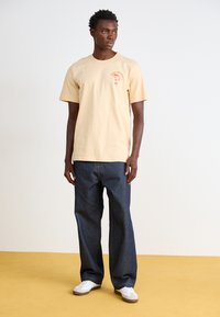 adidas Originals COFFEE CLUB TEE - T-shirts print - sand strata