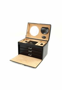 Boîte à bijoux en cuir noir avec un intérieur en bois, dotée de trois tiroirs, d'un miroir et d'une pochette amovible. Accents en finition métal argenté.