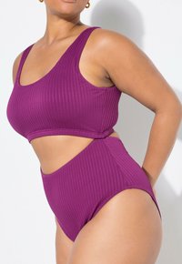 Fialový žebrovaný bikini set s topem s kulatým výstřihem a vykrojenými bočními částmi a vysokými nohavičkami. Hladká textura, těsný střih a bezšvové okraje.