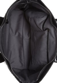 Czarna torebka wewnątrz z dużą główną komorą, materiałowym wykończeniem i jedną zasuwaną kieszonką po boku.