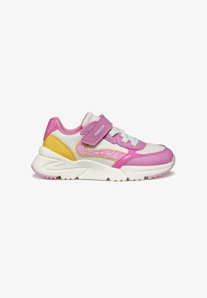 Zapatillas de deporte rosa y blancas con un acabado texturizado, que presentan un acento amarillo, un diseño brillante y una correa de Velcro para un ajuste seguro.