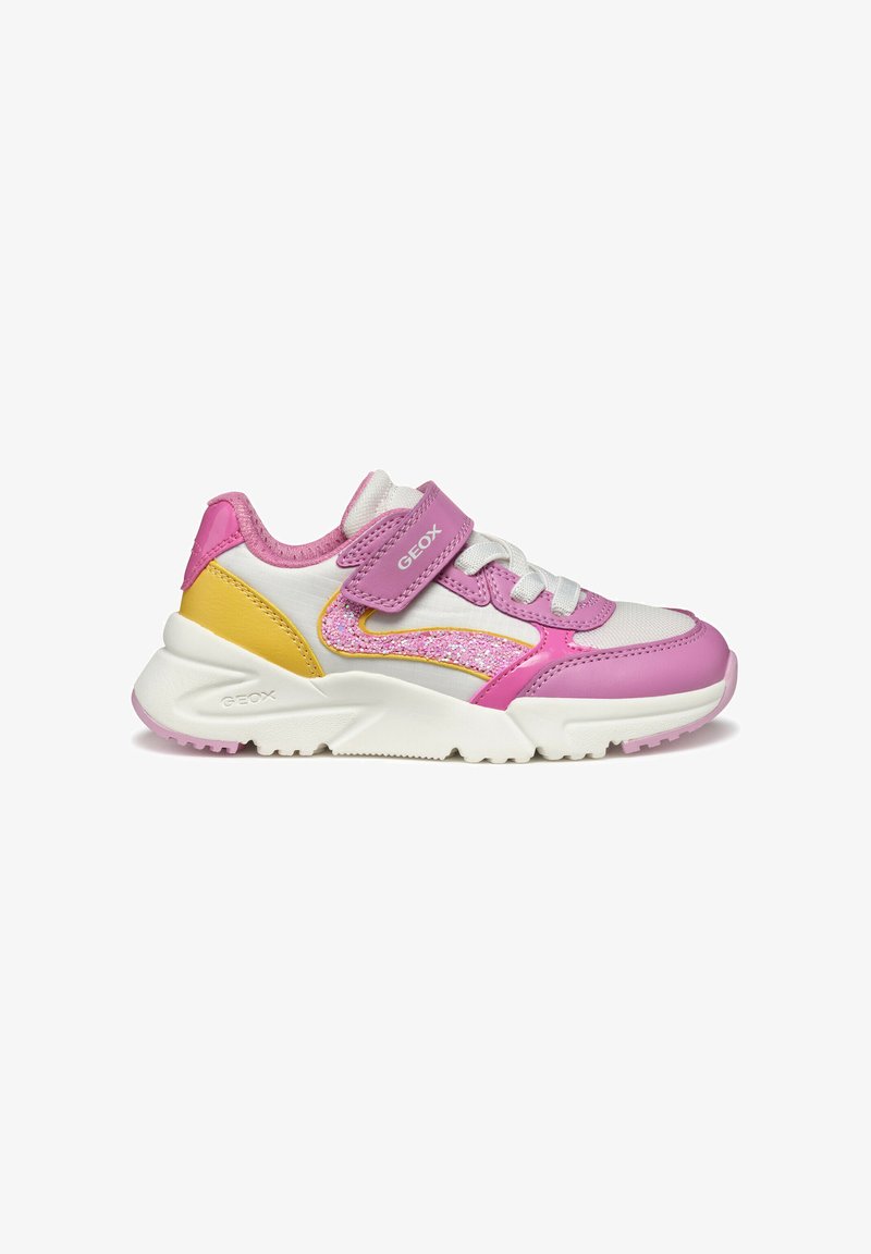 Zapatillas de deporte rosa y blancas con un acabado texturizado, que presentan un acento amarillo, un diseño brillante y una correa de Velcro para un ajuste seguro.