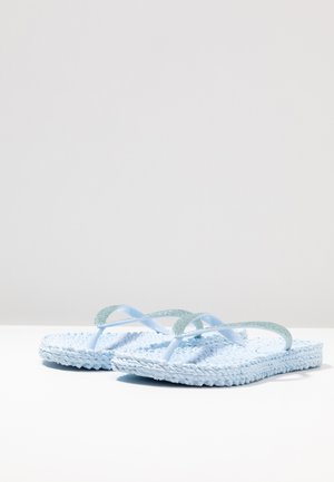 Lichtblauwe geweven teenslippers met zilverkleurige glinsterende bandjes, naast elkaar geplaatst op een wit oppervlak tegen een lichtgrijze achtergrond.