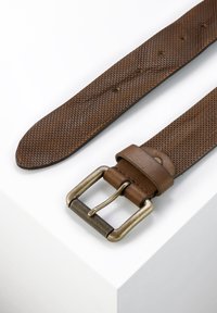 Brauner, strukturierten Ledergürtel mit einer Metallschnalle, die über eine geriffelte Oberfläche verfügt. Der Riemen hat ein markantes geflochtenes Muster und mehrere Einstelllöcher.