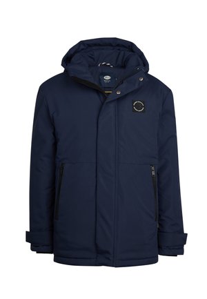 Giacca isolata blu navy con cappuccio, chiusura frontale con zip, tasche laterali con zip e una toppa quadrata con logo sul lato sinistro superiore.