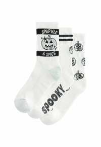 Drei Paare weißer Socken mit schwarzen Designs: eines mit "SPOOKY", ein anderes mit einer Kürbisgrafik und einem gestreiften Band. Weicher Stoff.