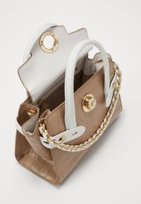 Ruskea teksturoitu nahkalaukku valkoisilla yksityiskohdilla, kultaisella metallilla ja ketjuolkaimella. Varustettu ylätaskulla ja vetoketjukiinnityksellä.