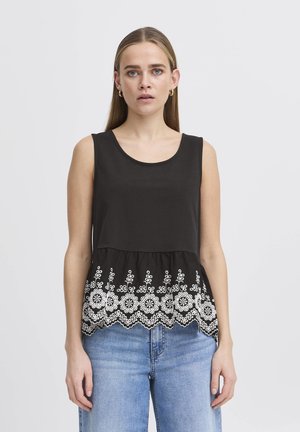 Top nero senza maniche con stile peplo, caratterizzato da dettagli in pizzo floreale bianco sull'orlo. Tessuto morbido, scollo rotondo e vestibilità comoda.