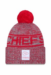 Berretto lavorato a maglia rosso e grigio con un pompon sulla cima, con la scritta "CHIEFS" in bold rosso e una patch bianca con il logo dei Kansas City Chiefs.