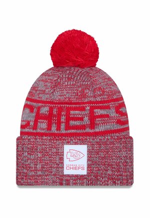 Berretto lavorato a maglia rosso e grigio con un pompon sulla cima, con la scritta "CHIEFS" in bold rosso e una patch bianca con il logo dei Kansas City Chiefs.