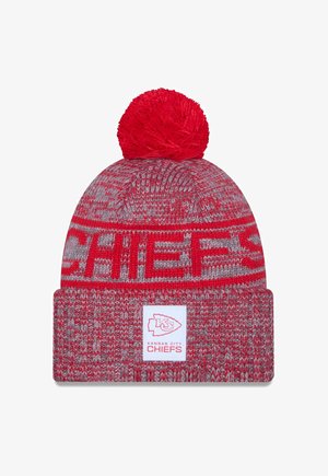Rote und graue gestrickte Mütze mit einem Pompon oben, mit dem auffälligen roten Schriftzug "CHIEFS" und einem weißen Patch mit dem Logo der Kansas City Chiefs.