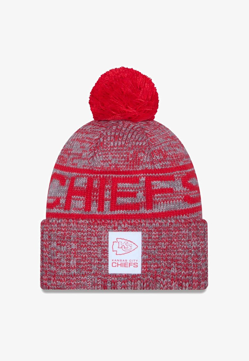 Rote und graue gestrickte Mütze mit einem Pompon oben, mit dem auffälligen roten Schriftzug "CHIEFS" und einem weißen Patch mit dem Logo der Kansas City Chiefs.