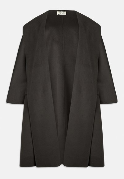 Casaco oversized cinza escuro feito de um tecido suave. Frente larga e aberta sem fechos, mangas três quartos e um design minimalista.