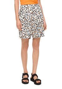 Spodenki w panterkę z elastycznym pasem, z beżowym tłem i czarnymi, pomarańczowymi oraz niebieskimi plamkami. Długość do połowy uda.