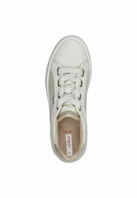 Scarpa bianca con lacci, con una tomaia in pelle liscia, pannelli laterali in rete e una soletta imbottita. Presenta hardware argentato e un logo sottile.