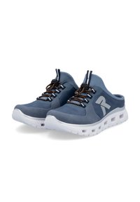 Blaue Sportschuhe aus weichem Wildleder mit einer glatten Oberfläche, kontrastierender weißer Sohle und dekorativen schwarzen und orangefarbenen Schnürsenkeln; mit einem Bündchen für einfaches Anziehen.