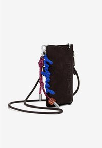 Piccolo portafoglio a tracolla in pelle nera con cordino rosa, etichetta in plastica blu "Desigual" e accessori in metallo argentato.