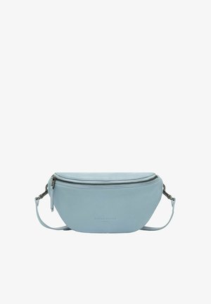 Sac banane en cuir bleu clair avec fermeture éclair et sangle ajustable, nom de la marque embossé au centre de l'avant.