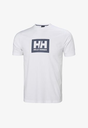Camiseta blanca de manga corta con un logo y texto de Helly Hansen en azul marino centrados en el pecho, fondo liso.