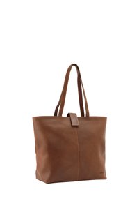 Hnědá kožená taška typu tote s dvojitými ramenními popruhy a jedním páskem na zavírání uprostřed nahoře, viditelné švy, na bílém pozadí.