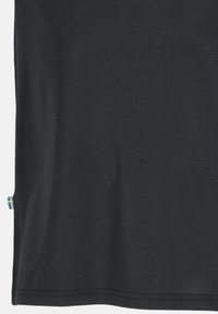 Zwart sportshirt met korte mouwen, gemaakt van ademend materiaal, met subtiele perforatiepatronen en een klein Zweeds vlaggetje aan de zijkant.