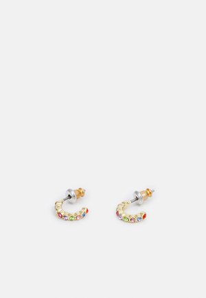 Boucles d'oreilles créoles en or avec des pierres précieuses multicolores. Présente un design texturé et une tige en argent avec un dos en or.