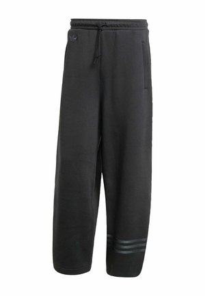 Svarta sweatpants med avslappnad passform, elastiskt midjeband, dragsko, sidfickor och tre diskreta horisontella ränder vid vristen.