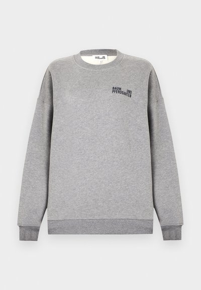 Γκρι φούτερ με στρογγυλή λαιμόκοψη, άνετη εφαρμογή και ριμπ μανσέτες. Διαθέτει μικρό μαύρο λογότυπο με κείμενο στο μπροστινό μέρος. Υλικό από μαλακό μείγμα βαμβακιού.