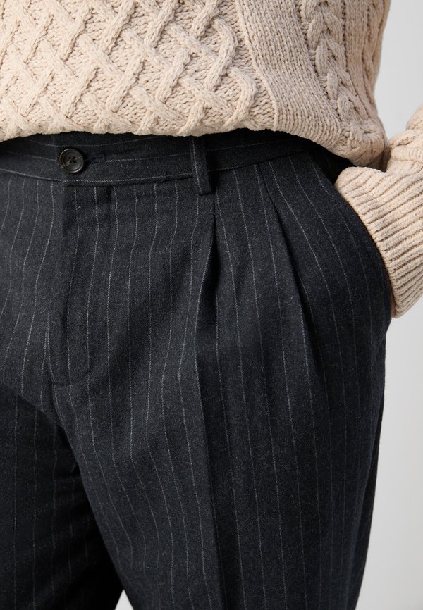 PLEATED - Chinos - charcoal4