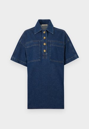 Denim-Polohemd in Dunkelblau mit kurzen Ärmeln, einem Kragen und vier goldenen Knöpfen. Verfügt über zwei Vordertaschen und einen geraden Schnitt.