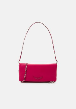Borsa in pelle fucsia con tracolla in catena argentata, dotata di chiusura con zip e dettaglio del logo ad ali in rilievo sul davanti.