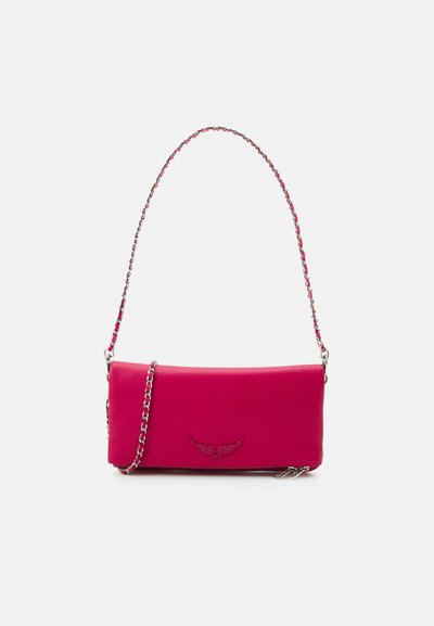 Fuchsia leren handtas met een zilveren schakelriem, voorzien van een ritssluiting en een reliëf vleugel logo detail aan de voorkant.