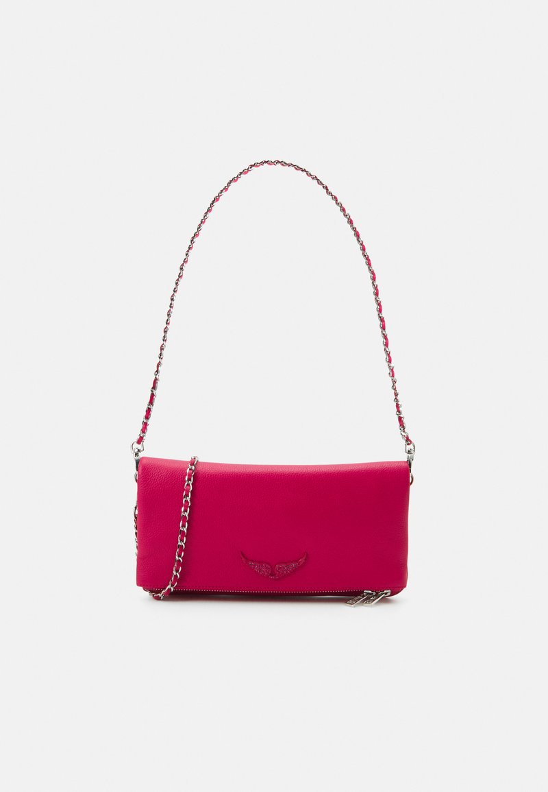 Knallpinker Lederhandtasche mit silberner Kettenriemen, ausgestattet mit einem Reißverschluss und einer geprägt Wing-Logo-Applikation auf der Vorderseite.