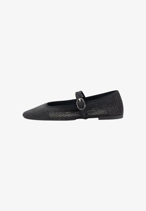 Zapato plano negro con puntera afilada, parte superior de malla texturizada, tira alrededor del tobillo con hebilla y tacón bajo. Diseño sencillo sin patrones adicionales.