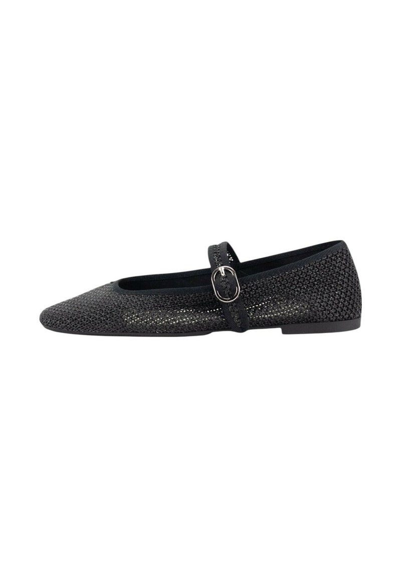 Zapato plano negro con puntera afilada, parte superior de malla texturizada, tira alrededor del tobillo con hebilla y tacón bajo. Diseño sencillo sin patrones adicionales.