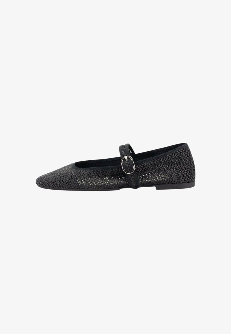 Zapato plano negro con puntera afilada, parte superior de malla texturizada, tira alrededor del tobillo con hebilla y tacón bajo. Diseño sencillo sin patrones adicionales.