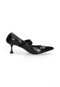 Escarpin en cuir verni noir avec un bout pointu, un décolleté bas et un talon kitten courbé distinctif. Présente une lanière sur le pied.