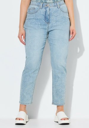 Jeans a vita alta blu chiaro con una leggera texture a motivi, cinque tasche e taglio dritto. Abbinati a sandali con zeppa bianchi.
