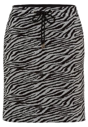 Grå nederdel med sorte zebra-striber og sort snøre i taljen, lige snit og længde over knæet.