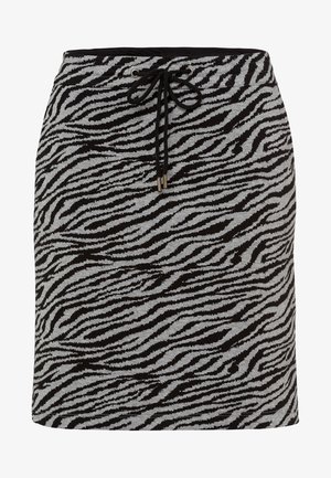 Jupe grise à rayures zébrées noires avec cordon noir à la taille, coupe droite et longueur au-dessus du genou.