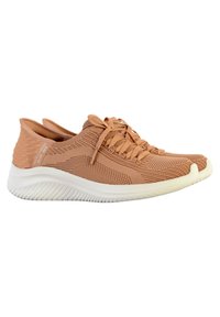Zapatillas deportivas de color durazno claro con parte superior de punto texturizado, diseño de cordones y una suela media curva blanca con detalles acanalados.