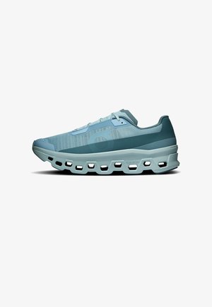 Baskets de sport bleu clair avec semelle épaisse et géométrique comportant des découpes hexagonales, dessus en mesh et fermeture à lacets, vue de profil.