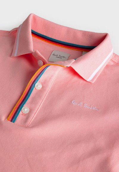 Lichtroze polo met een gestructureerde stof, een contrasterende multicolor gestreepte kraag, drie knopen en een geborduurd merkembleem.